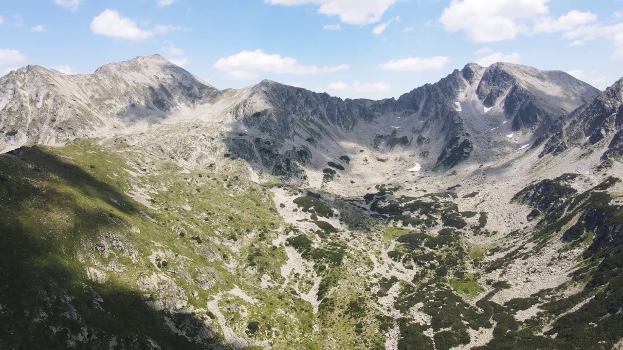 保加利亚Yalovarnika峰附近的皮林山鸟瞰图视频素材