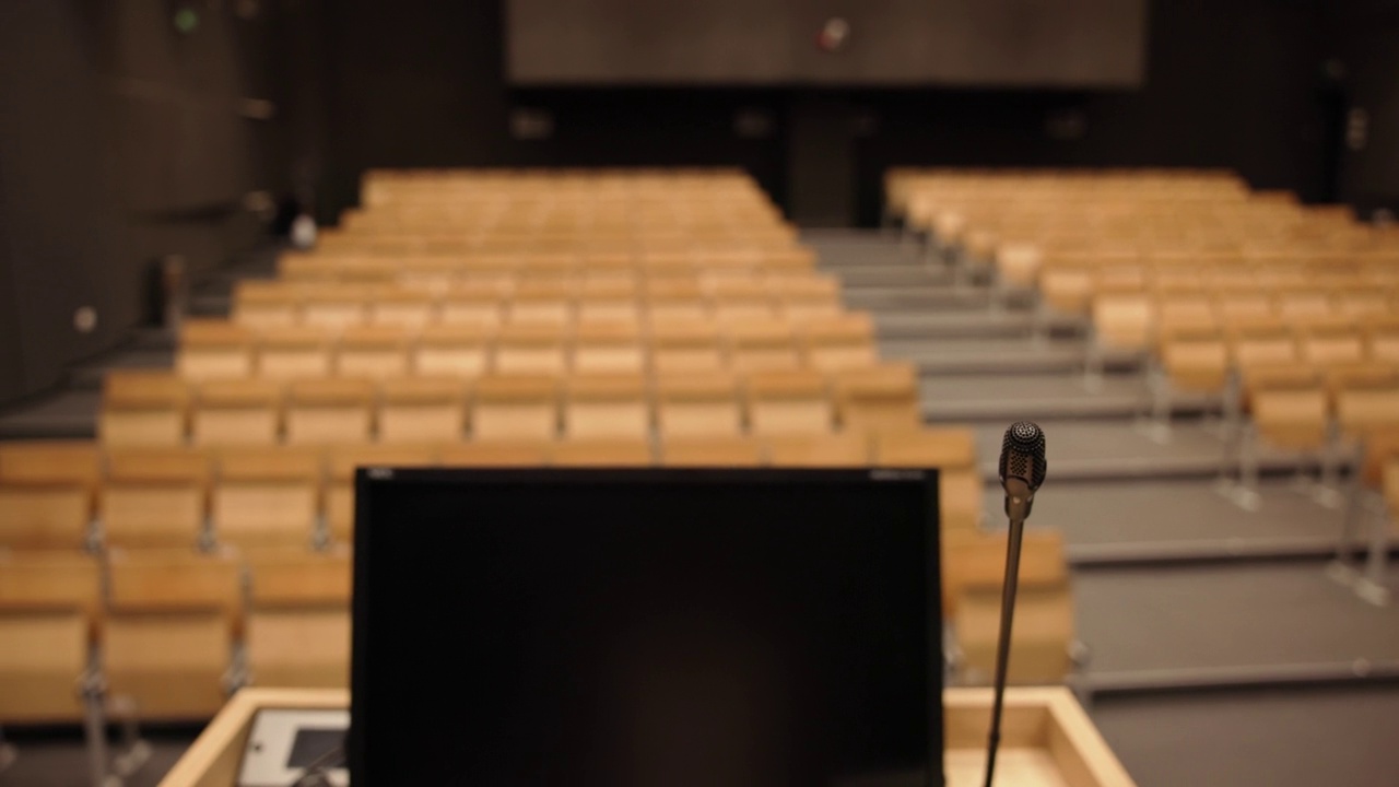 讲台，笔记本电脑和麦克风在演讲厅视频素材