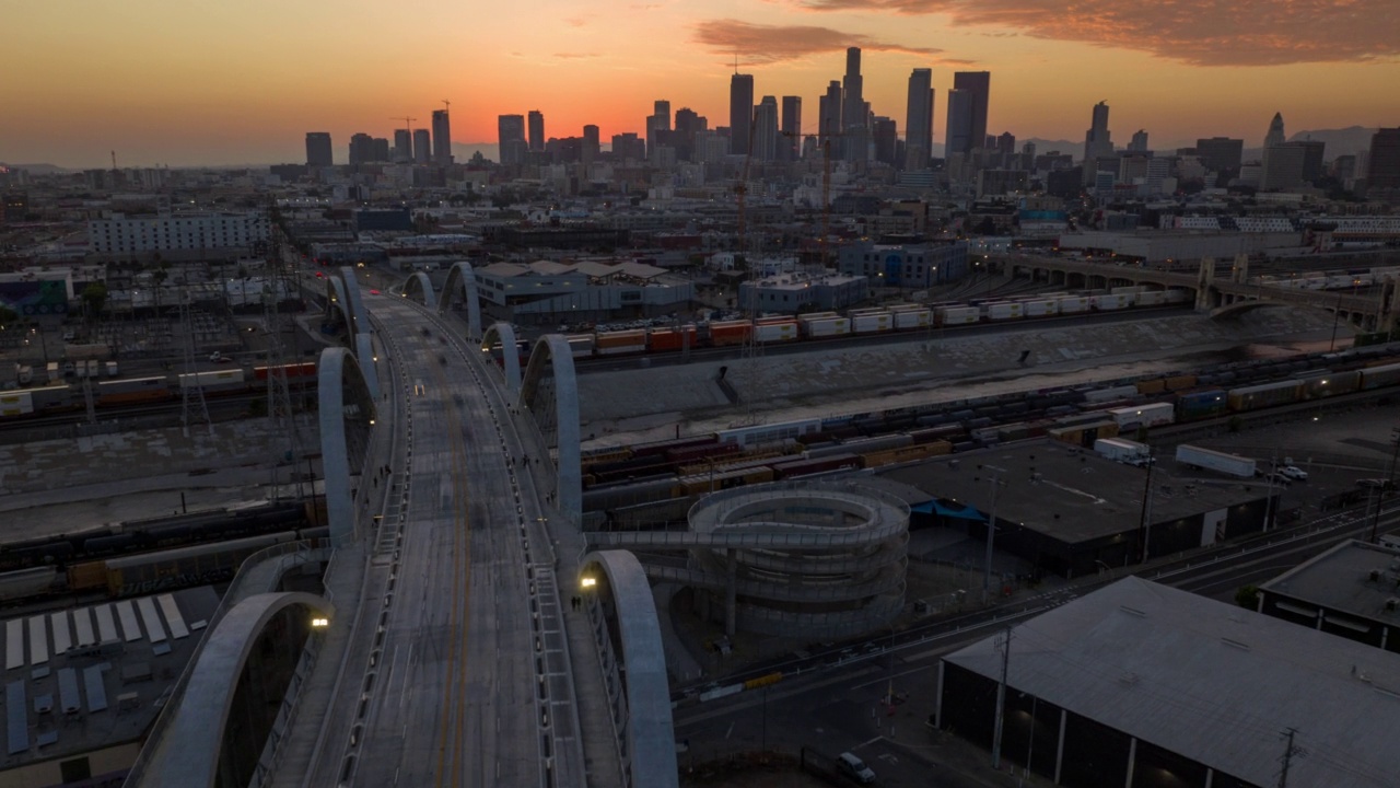 洛杉矶新第六街高架桥的日落高空超摄视频素材
