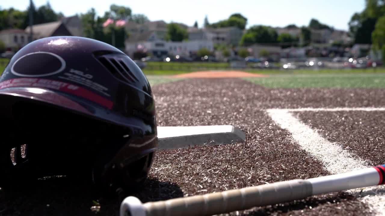 棒球场上的球棒和头盔视频下载