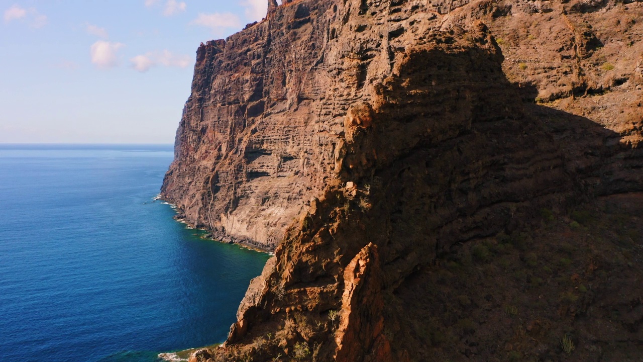 无人机飞越巨大的岩石。大西洋宁静深水的壮观景色。从特内里费岛的Los Gigantes悬崖上俯瞰。天堂之旅，壮观的岛屿。旅程,火山海景。视频素材