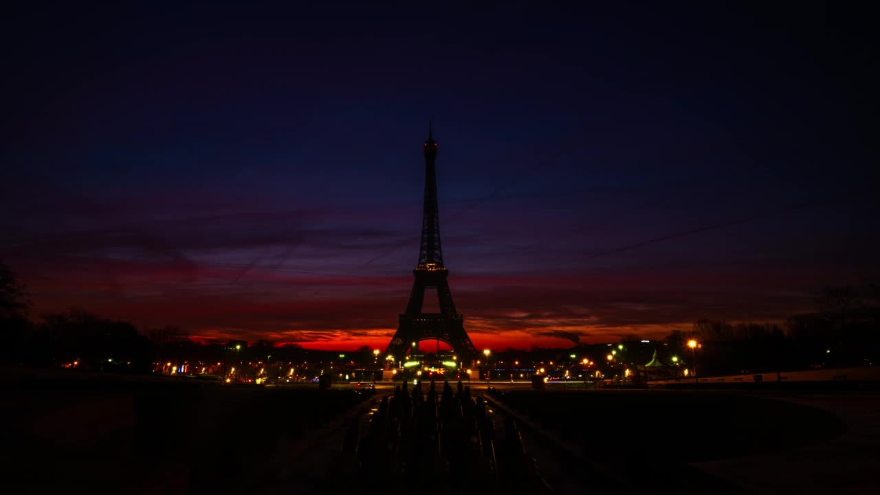 4k时间间隔:法国巴黎的埃菲尔铁塔视频素材