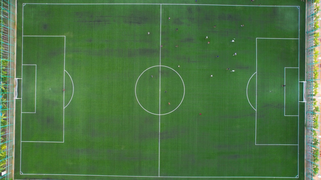 无人机在运动场上用白线观看足球场地。足球运动员在小区足球场训练视频下载