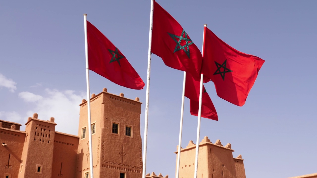 摩洛哥瓦尔扎扎特的卡斯巴挂着摩洛哥国旗。传统的南摩洛哥建筑，4k镜头。视频下载