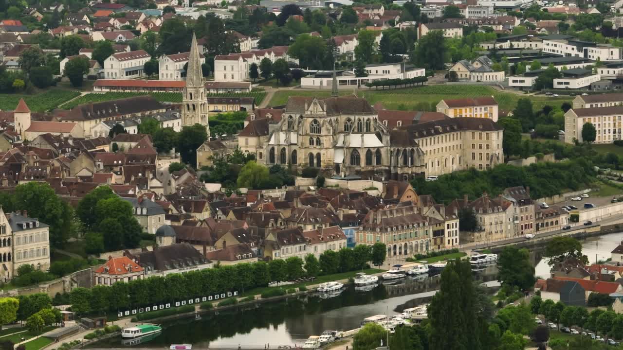 法国勃艮第的圣日耳曼修道院鸟瞰图。视差效果视频素材