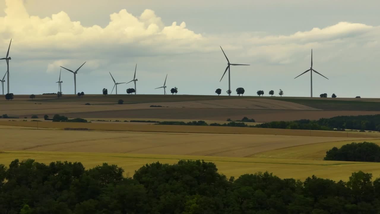 春天日落时，大型风力涡轮机映衬着蓝天。风园农场。替代能源生态自然视频素材