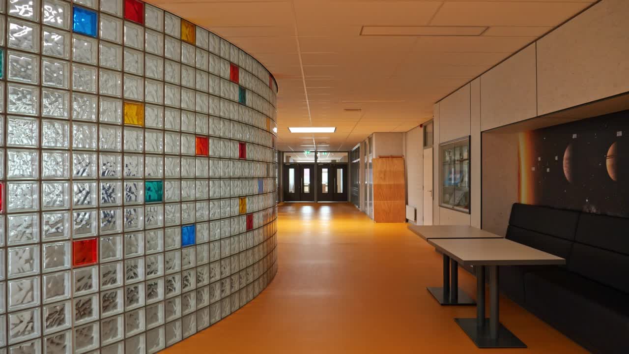 空旷的学校走廊，体操镜头。视频素材