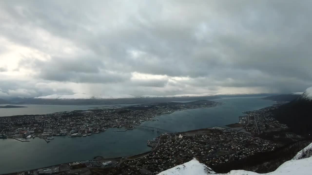 从挪威的斯托施泰宁山上俯瞰特罗姆瑟美丽的城市风景视频下载