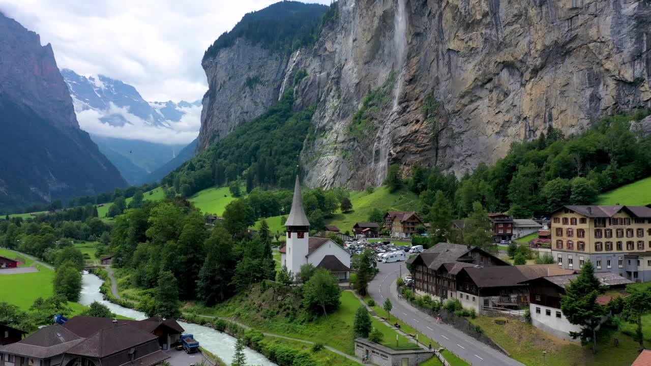 著名的Lauterbrunnen镇和Staubbach瀑布，Bernese Oberland，瑞士，欧洲。Lauterbrunnen山谷、Lauterbrunnen村、Staubbach瀑布和瑞士阿尔卑斯山的Lauterbrunnen墙。视频素材