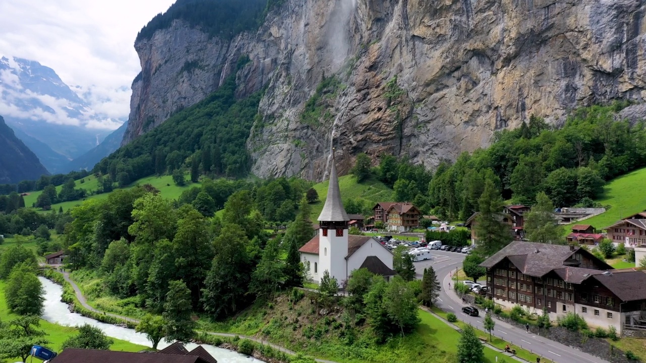 Lauterbrunnen山谷有著名的教堂和Staubbach瀑布。Lauterbrunnen村，Berner Oberland，瑞士，欧洲。瑞士，阳光明媚的Lauterbrunnen山谷的壮观景色。视频素材