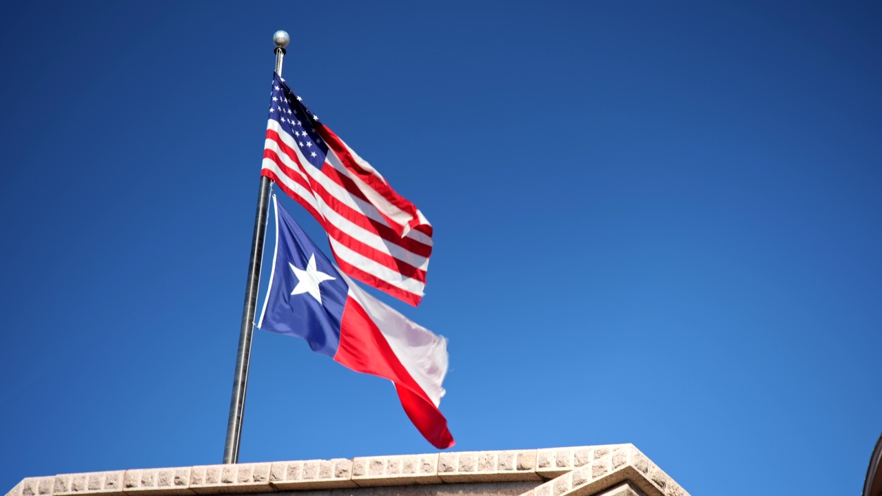 美国德克萨斯州奥斯汀市中心国会大道上的德克萨斯州国会大厦飘扬着国旗视频素材
