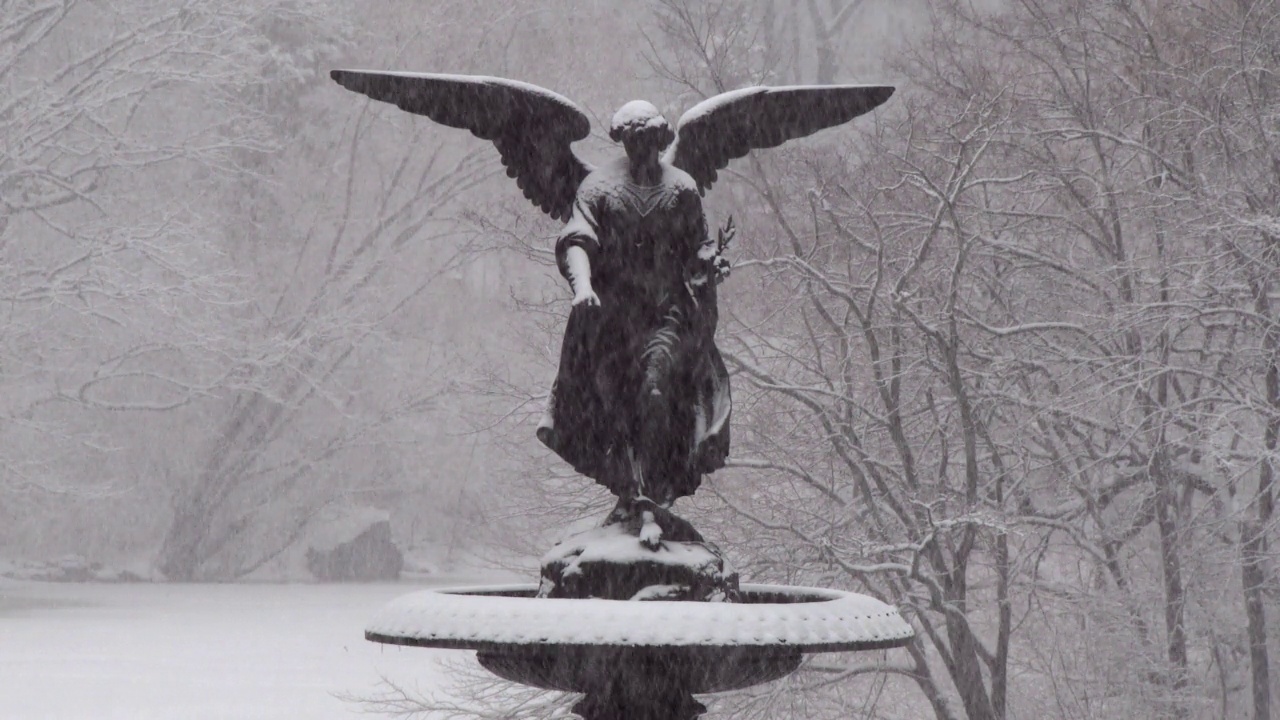 雪中中央公园的贝塞斯达喷泉天使视频素材