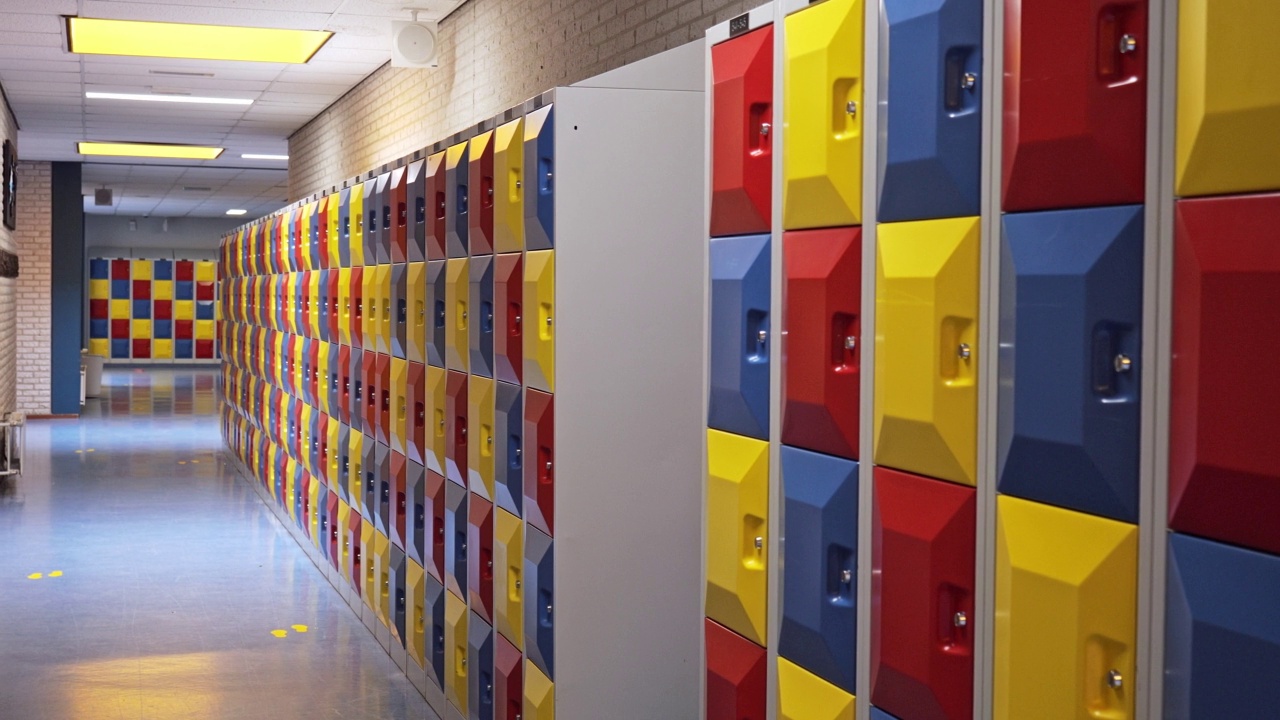 一排学校储物柜的特写视频素材
