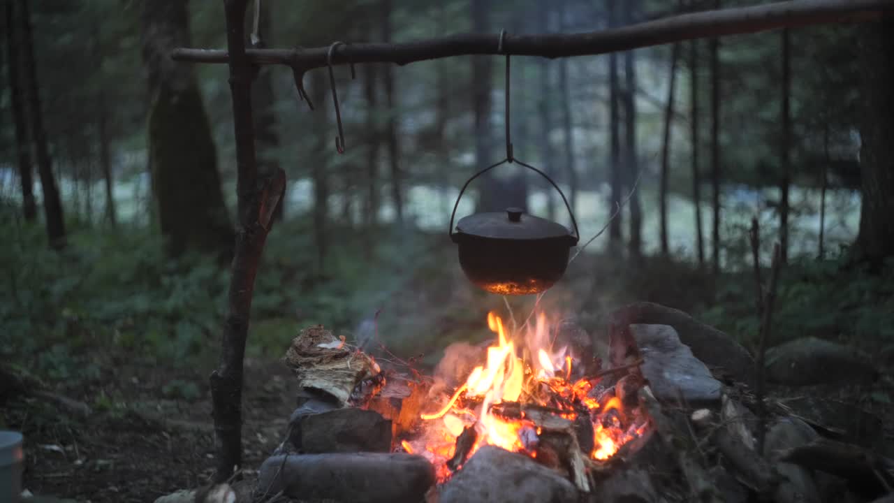 在森林里的火上烧水壶视频素材