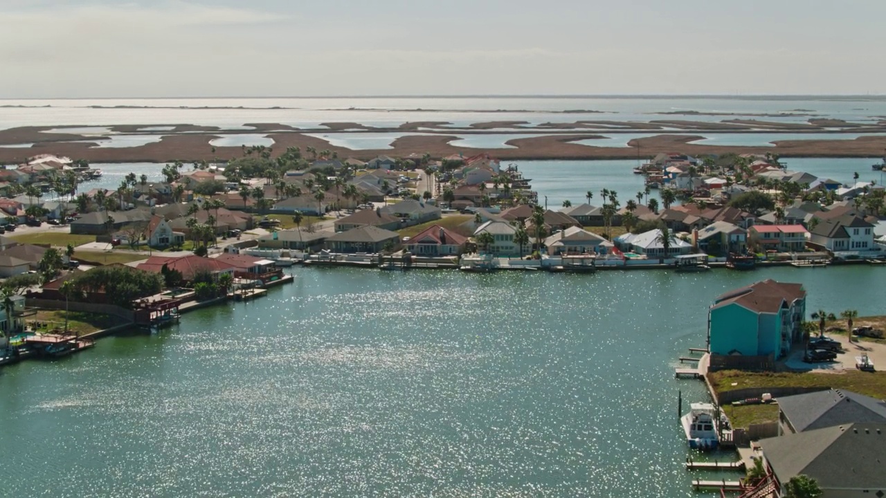 无人机拍摄的德克萨斯州科珀斯克里斯蒂帕德瑞岛的水边住宅视频下载