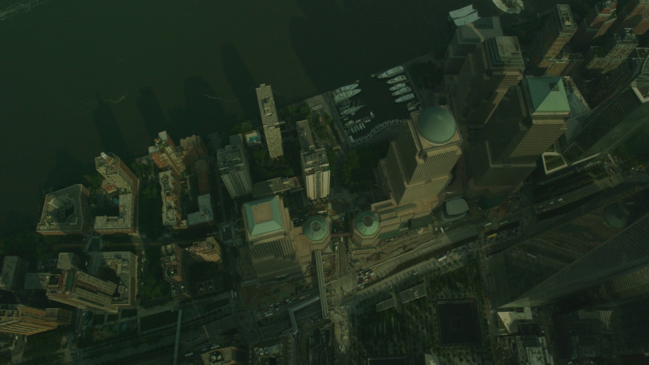 从上面可以看到9·11国家纪念馆和博物馆、哈德逊河和泽西城的天际线。高楼、摩天大楼和办公楼的屋顶清晰可见。世界贸易中心或自由塔的一部分。船只和视频下载