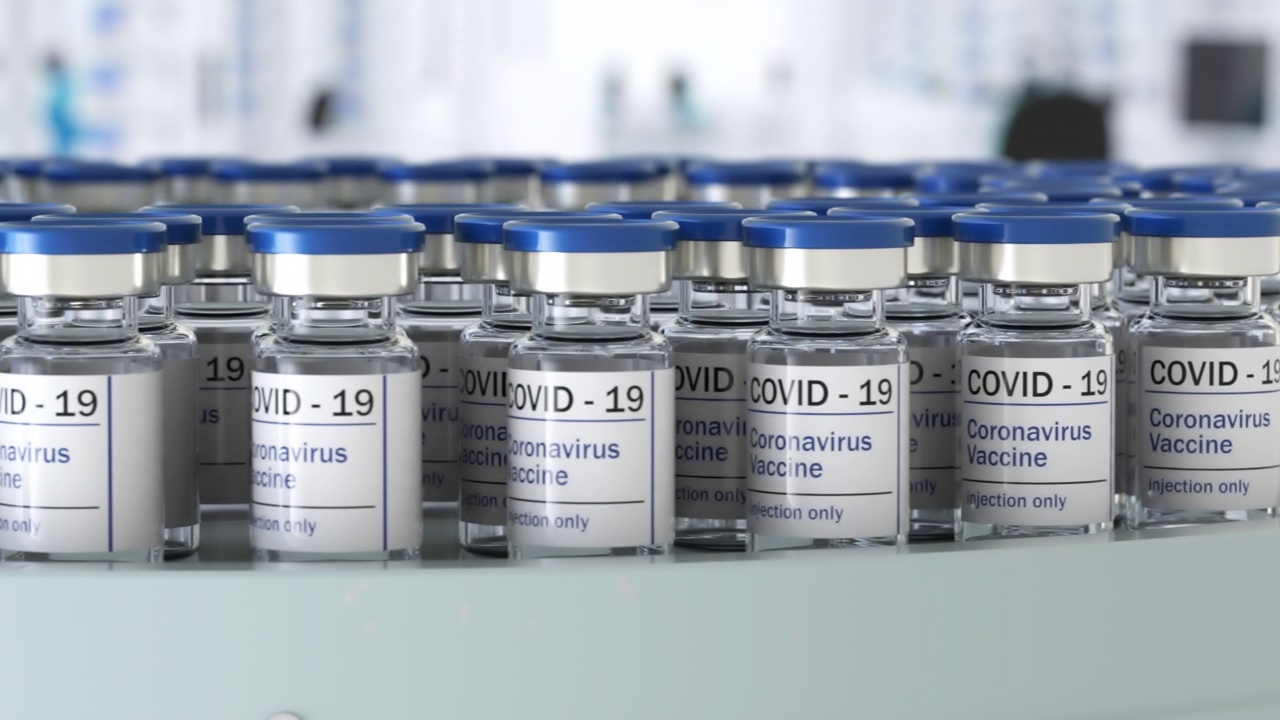 输送生产线上的Covid-19疫苗瓶。冠状病毒疫苗已经通过认证，可以注射。许多家庭正在等待接种covid-19和sars疫苗，循环3d视频素材