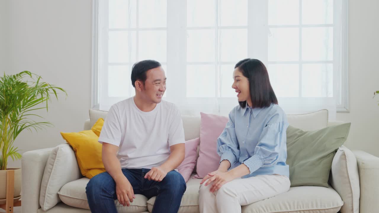 幸福的亚洲家庭视频素材