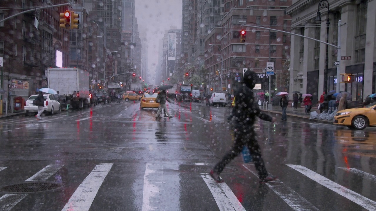 雨中穿过曼哈顿第七大道的行人视频下载