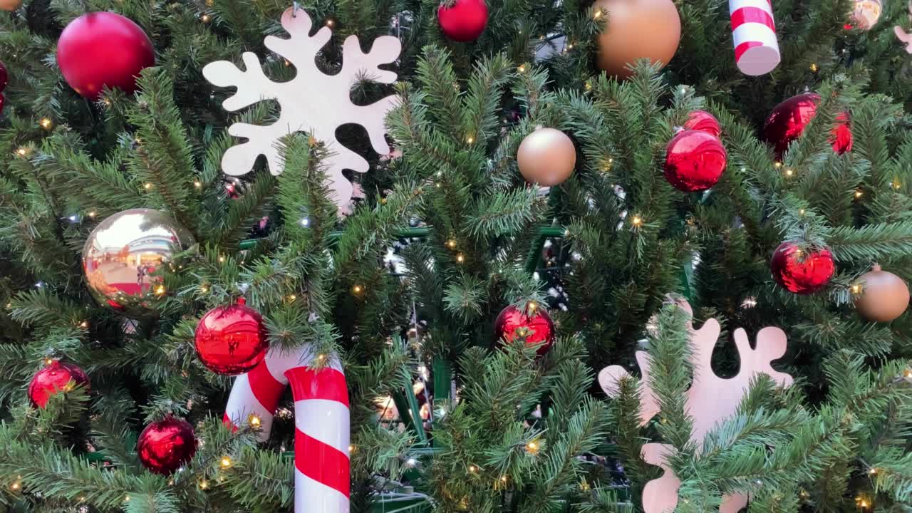 有新年球、花环、球茎和装饰品的圣诞树。圣诞快乐的概念。节日的背景。视频下载