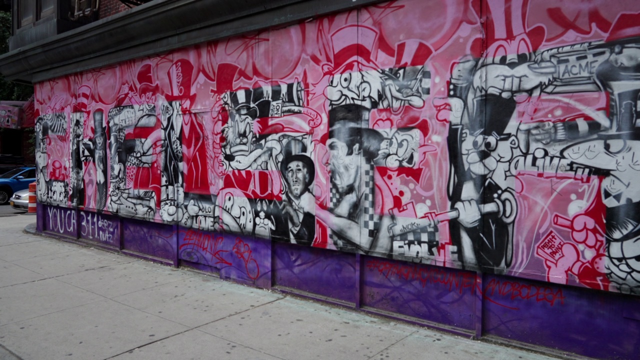 一个人走过曼哈顿切尔西区涂鸦覆盖的墙壁视频下载