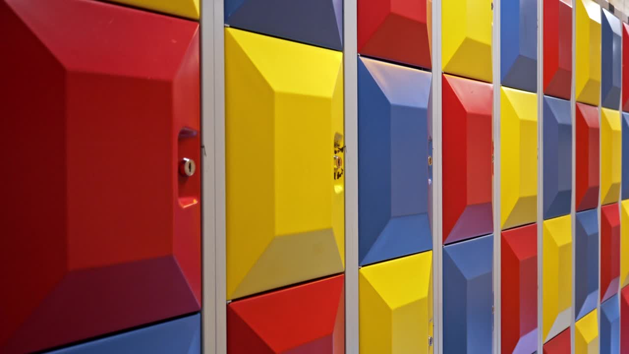 一排学校储物柜的特写。视频素材