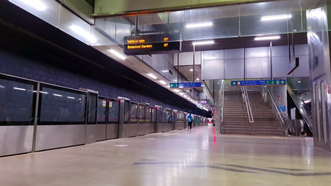 孤立的地铁站，乘客从低角度在站台上行走视频下载