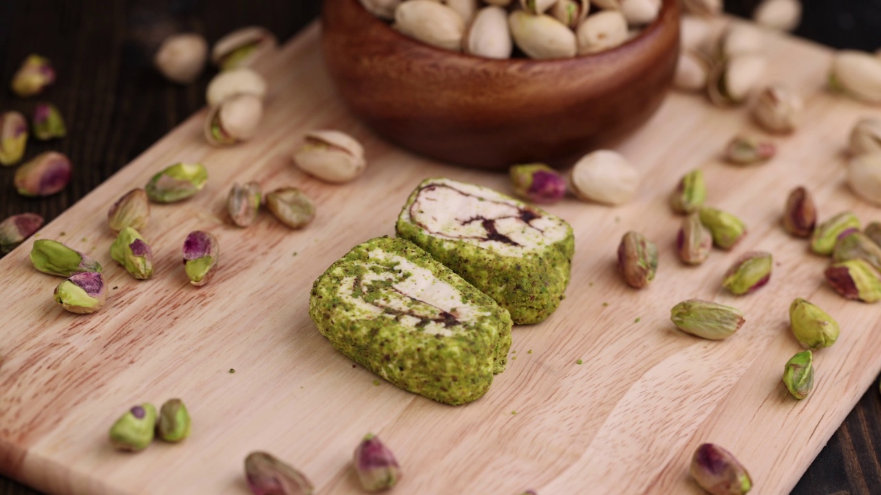新鲜的土耳其软糖和绿色开心果放在一个木制的表面视频素材