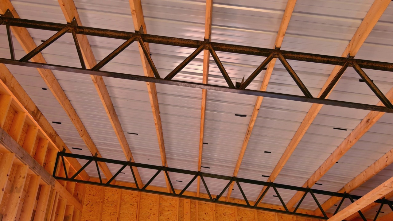 在商业建筑的金属框架结构的仓库的屋顶上，通常可以看到覆盖屋顶的金属面板视频下载
