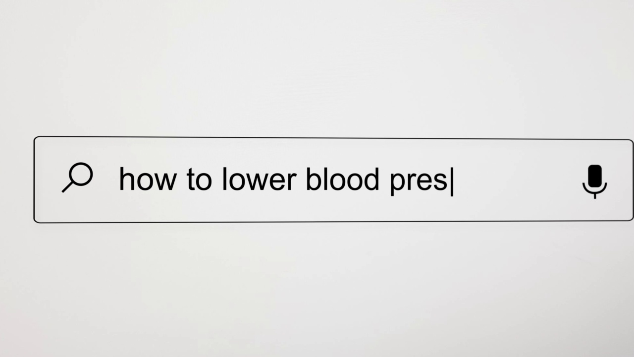 在电脑屏幕上的互联网搜索引擎浏览器中搜索“如何降低血压?”，分辨率为4K。视频素材