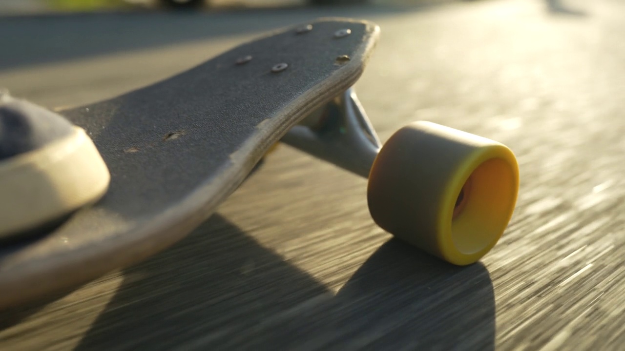 一个不知名的人玩滑板的近景视频素材