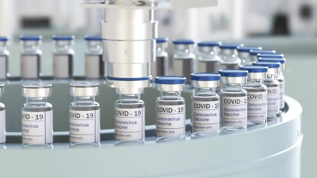 输送生产线上的Covid-19疫苗瓶。冠状病毒疫苗已经通过认证，可以注射。许多家庭正在等待接种covid-19和sars疫苗，循环3d视频素材