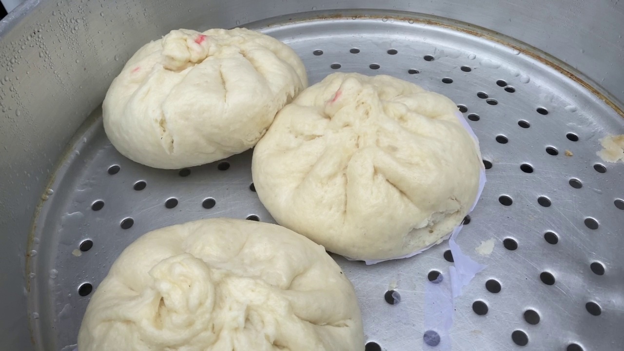 近距离拍摄热气腾腾的汤饺子包子准备在当地商店在中国镇，加尔各答，印度视频素材