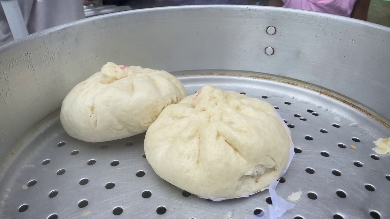 近距离拍摄热气腾腾的汤饺子包子准备在当地商店在中国镇，加尔各答，印度视频下载