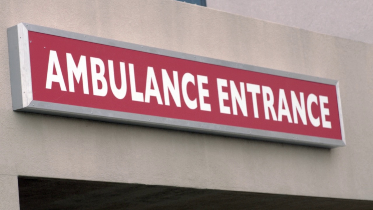 医院上方标示“救护车入口”的特写角。视频下载