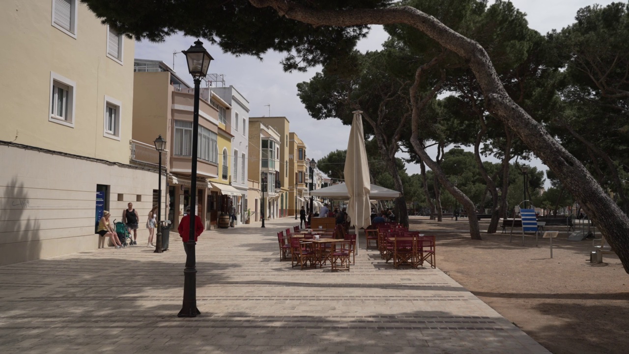 树木，咖啡馆和餐厅在普拉卡德森普拉沙达，Ciutadella, Menorca，巴利阿里群岛，西班牙，地中海，欧洲视频下载