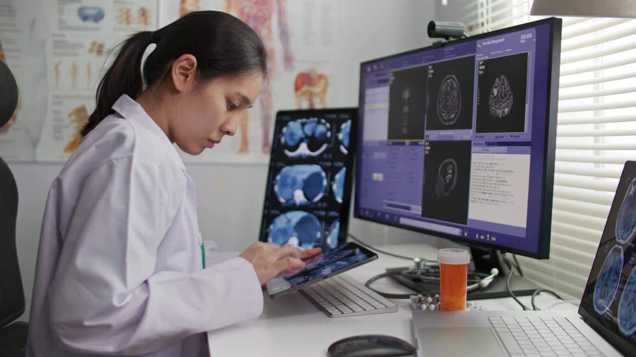 女放射科医生在医院分析头部扫描视频素材
