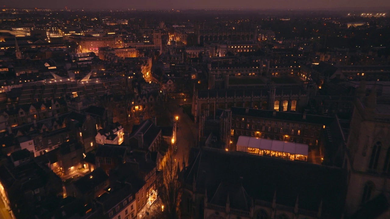 英国剑桥市夜景鸟瞰图视频下载