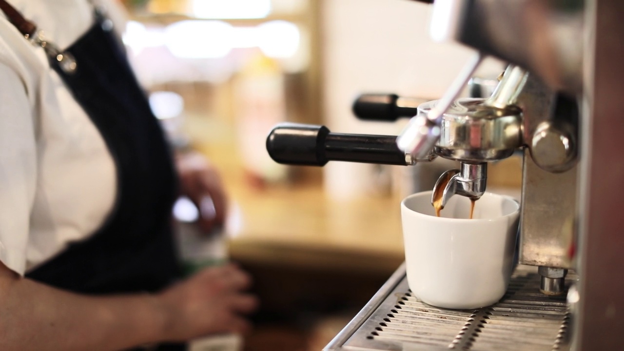 咖啡师在咖啡馆煮咖啡视频素材