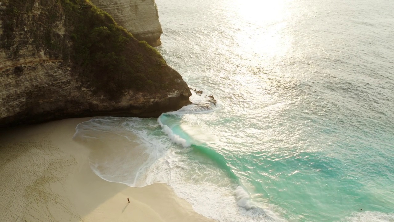 klingking海滩鸟瞰图，Nusa Penida印度尼西亚日落-无人机4K视频素材
