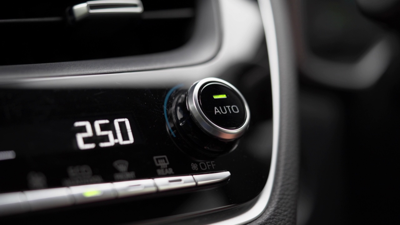 手动调节汽车车内空调温度的汽车仪表板上视频素材