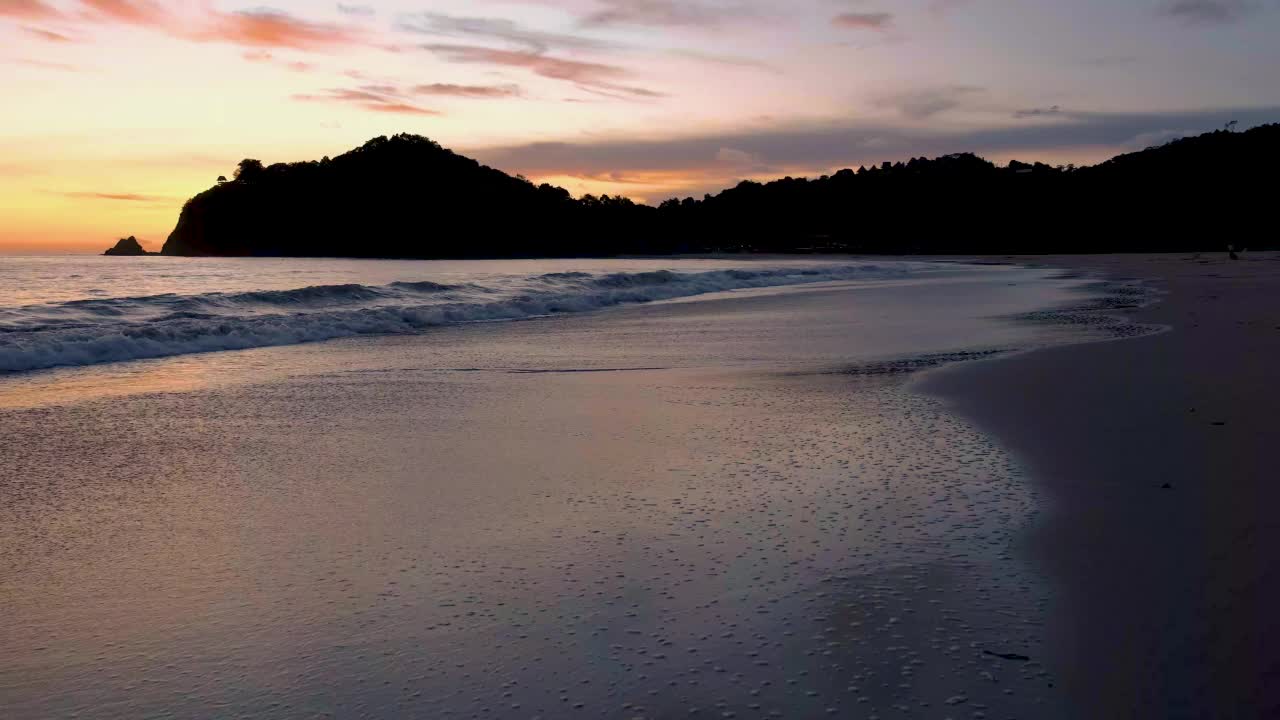 泰国兰大甲米热带岛屿海滩上的日落视频素材