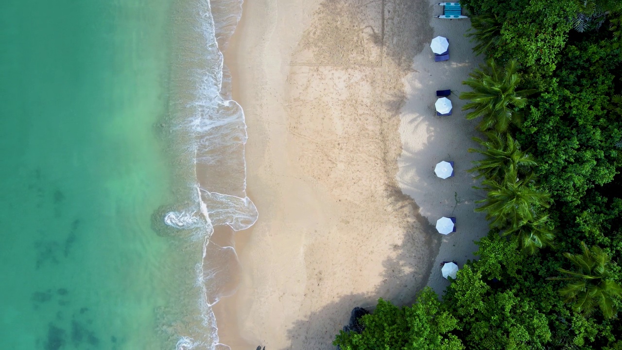 在泰国的热带岛屿兰大甲米，带着沙滩椅和雨伞的无人机鸟瞰海滩视频素材