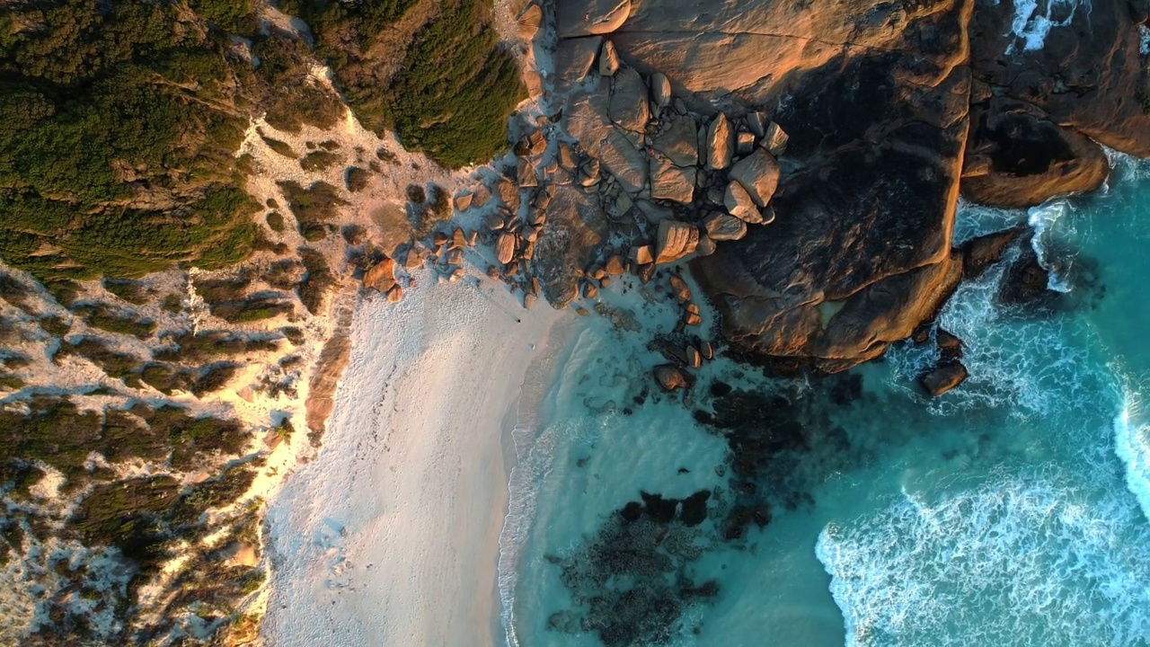 暮光海滩埃斯佩兰斯西澳大利亚的鸟瞰图- 4K无人机视频素材
