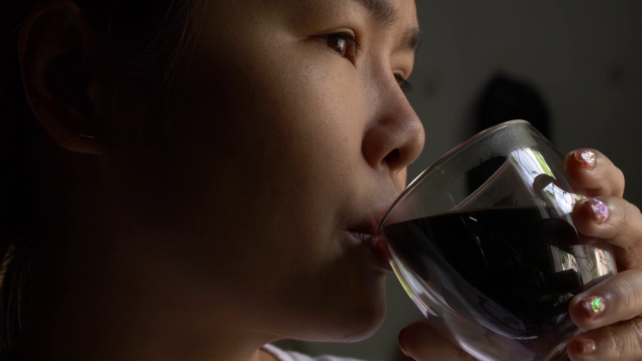 亚洲女性喝滴滤咖啡。视频素材
