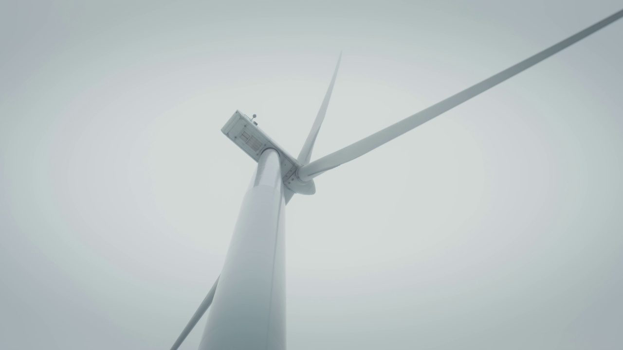 工业风力涡轮机旋转叶片的特写视频素材