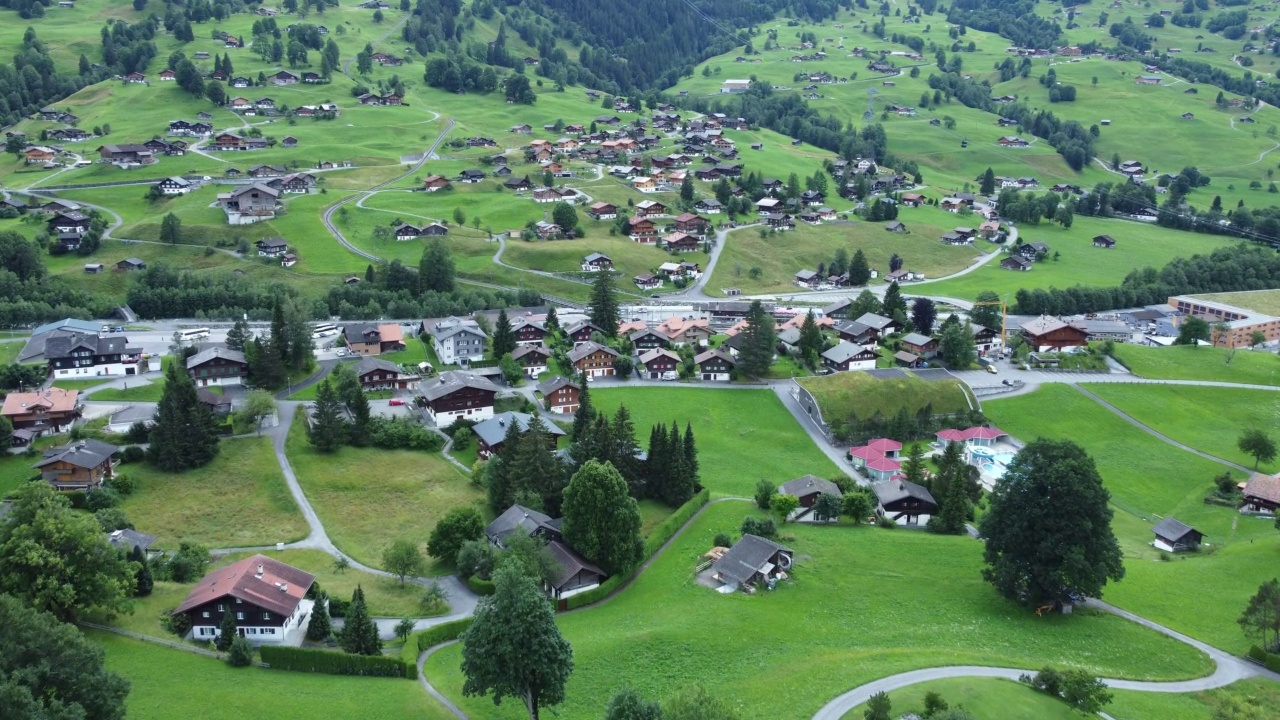 瑞士因特拉肯村，无人机鸟瞰图视频下载