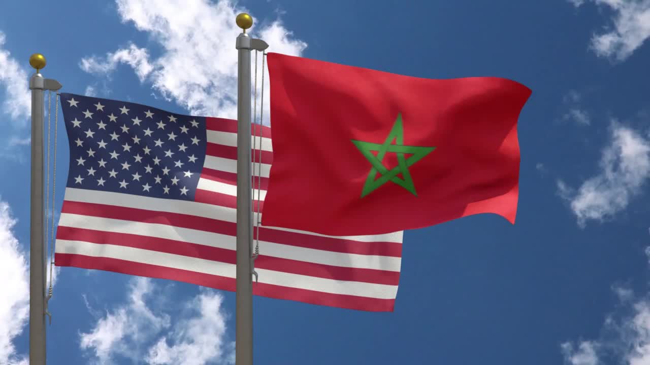 旗杆上插着摩洛哥国旗的美国国旗视频下载