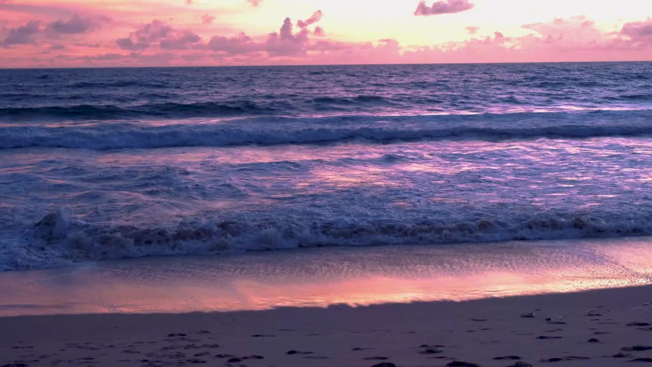 泰国兰大甲米热带岛屿海滩上的日落视频素材
