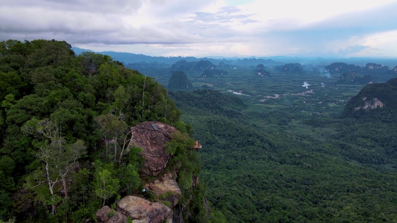 泰国甲米丛林中的龙冠岩，一对男女俯瞰着丛林视频素材